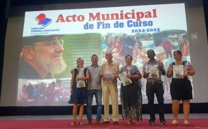 Reconocen logros y trayectoria de educadores en Isla de la Juventud