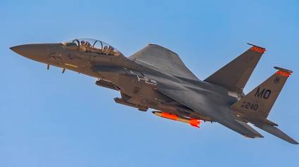 Un caza F15 lleva una bomba de prueba B61