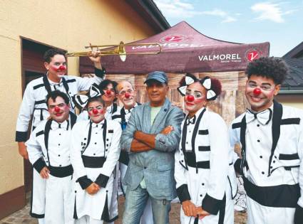 Junto a los dibujos humorísticos llega también el espectáculo  Clownconcierto de Teatro Tuyo.