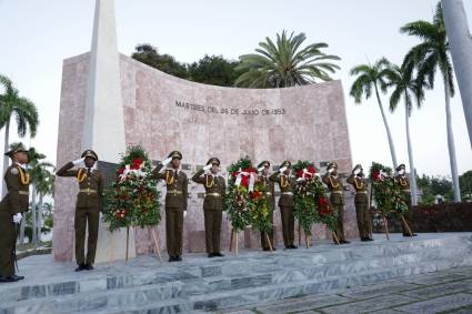 Ofrendas florales ante el Retablo a los Mártires