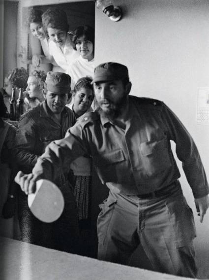 Fidel jugando tenis, en la década del 60