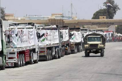 Camiones con ayuda humanitaria esperan para ingresar al cruce de Rafah entre Egipto y la Franja de Gaza, el miércoles 6 de agosto de 2025