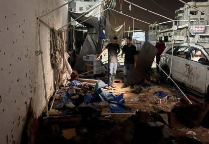 Palestinos inspeccionan la tienda de campaña donde fueron asesinados los periodistas