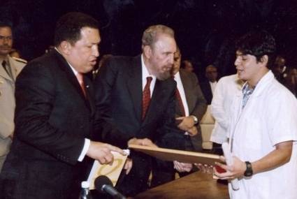 Fidel y Chávez durante la primera graduación de la ELAM