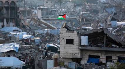 Una bandera palestina ondea entre las ruinas de edificios en el norte de Gaza