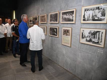 Durante el acto, el Presidente cubano inauguró una exposición de fotos y carteles sobre  el centenario de la primera organización marxista-leninista en la Isla.