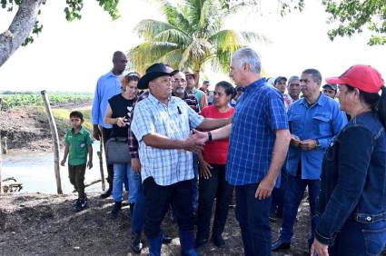 El Presidente Díaz-Canel dialogó con el productor Víctor Armas Aguilar