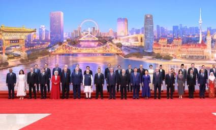 El presidente Xi Jinping y su esposa Peng Liyuan con mandatarios participantes en la cumbre de la CSO