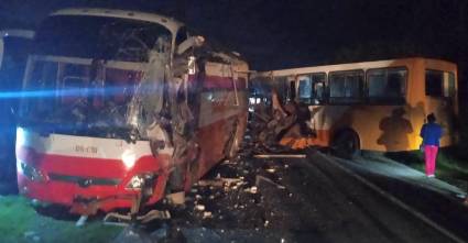Accidente de tránsito involucra a ómnibus y un carretón en la Carretera Central