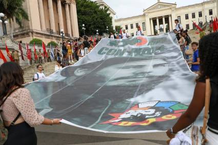 Con inmensa alegría y fervor patriótico, la generación del centenario de Fidel ascendió la histórica Escalinata