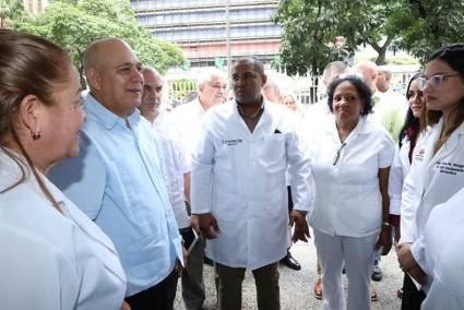 El dirigente partidista recorrió el hospital Salvador Allende y el Centro de Diagnóstico Integral Amelia Blanco, operado en su mayoría por cubanos.