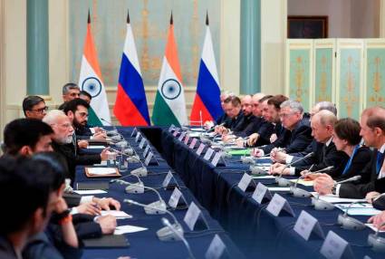 Presidentes de India y Rusia intercambian en China