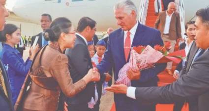 Díaz-Canel fue recibido por autoridades del país y estudiantes que lo esperaban en la terminal aérea