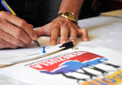 Firmas que sellan el compromiso con Venezuela