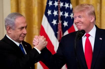 Donald Trump estrecha la mano de Benjamín Netanyahu.