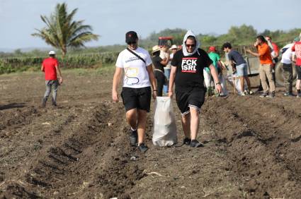 La Brigada Juvenil Internacional de Solidaridad con Cuba Viva Fidel realizó labores productivas en Holguín