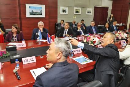 Visita de Miguel Díaz-Canel a la empresa mixta cubano-china Biotech Pharmaceutical