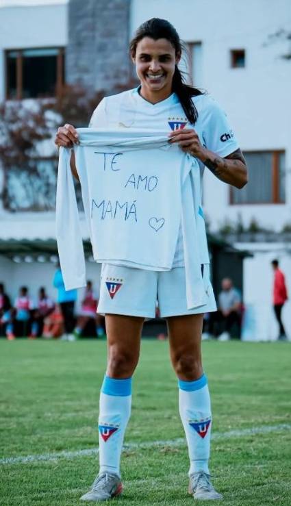 Cecil Aldana celebra algunos de sus goles recordando a su familia en Bayamo