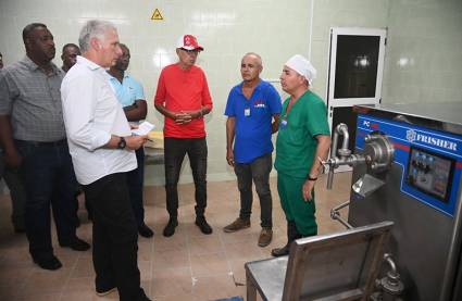 En el municipio de Florida, el Jefe de Estado recorrió centros económicos importantes del territorio.