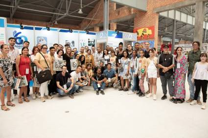 Participantes en la 49na. edición del Seminario Juvenil de Estudios Martianos, junto a una buena parte del gran equipo de JR, protagonizaron una de las tantas fotos de familia de estas jornadas.