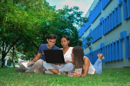 : La preparación integral de los estudiantes les permite ser profesionales competentes una vez egresados para el mercado laboral.