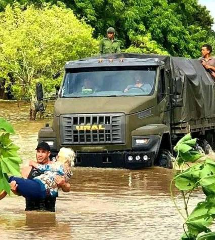 Acciones de rescate en santiago de Cuba tras el paso de huracá Melissa