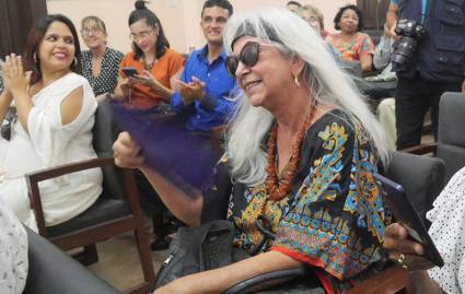 Soledad Cruz, en el momento de recibir el Premio Jorge Enrique Mendoza 2024 de la prensa escrita ramal, por la Obra de la Vida.