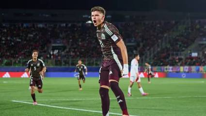 México celebra uno de sus goles contra Chile en los octavos de final del Mundial de futbol sub-20.