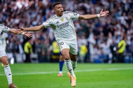 Kylian Mbappe celebra su gol contra el Barcelona en el clásico de la jornada 10 de la Liga Española de Fútbol.
