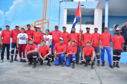 Linieros pineros llevan luz y esperanza al oriente