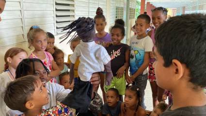 Jóvenes creadores de la AHS se han sumado a las brigadas que llevan su arte a los centros de evacuación en las provincias orientales.