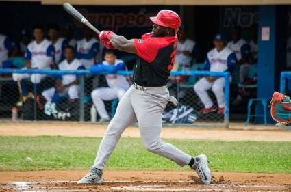 Yoel Yanqui es el líder de cuadrangulares de la Serie con 14