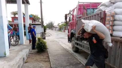 Distribuyen arroz en Nuevitas y Santa Cruz del Sur