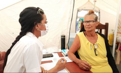 Pacientes de diversas edades han acudido al hospital móvil donado por la India a Cuba, como ayuda solidaria tras el paso del huracán Melissa