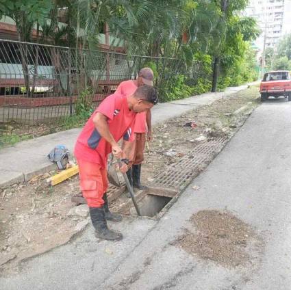 Una de las indicaciones que dio el Jefe de Estado estuvo relacionada con seguir trabajando en la desobstrucción de drenajes y fosas en la capital.