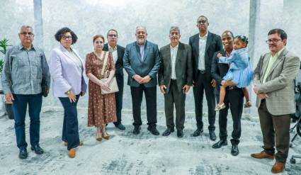 El miembro del Buró Político y primer ministro, Manuel Marrero Cruz, sostuvo un entrañable intercambio con los colaboradores cubanos de la salud.