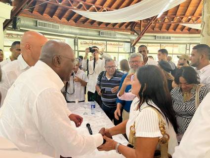 Muchas muestras de afecto y respaldo a nuestro pueblo ha recibido en Colombia el vicepresidente de la República de Cuba, Salvador Valdés Mesa.