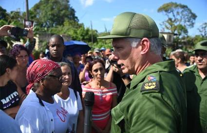 Presidente cubano rinde tributo a padres fundadores de la Patria