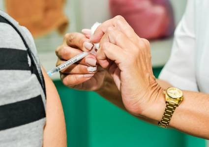 Con el propósito de prevenir y atender este tipo de manifestaciones se realizarán, entre otras acciones, intervenciones sanitarias en los grupos más vulnerables, como es el caso de los adultos mayores.