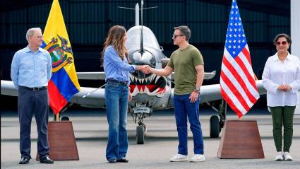 La secretaria de Seguridad de EE.UU., Kristi Noem, con el presidente de Ecuador, Daniel Noboa, en Salinas, Ecuador. 6 de noviembre de 2025.