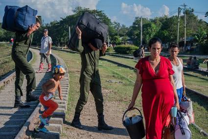 Ya va regresando a casa una parte de los pobladores de Guamo, en Río Cauto, que fueron evacuados en Las Tunas ante las inundaciones provocadas por el ciclón.