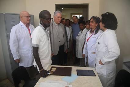 El Presidente compartió con trabajadores del centro asistencial.