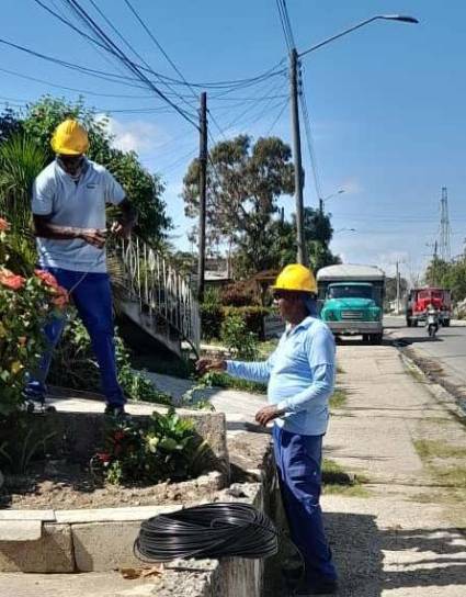 Técnicos pineros de ETECSA restablecen las comunicaciones en Santiago de Cuba.
