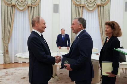 El presidente ruso Vladimir Putin saluda a Steve Witkoff, enviado especial de Trump.