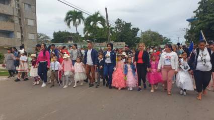 Desfile pioneril martiano en Isla de la Juventud.