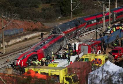 El tren de Málaga a Madrid descarriló sus tres últimos vagones e invadió la vía contraria