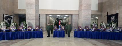 El General de Ejército Raúl Castro Ruz, Líder al frente de la Revolución Cubana; y el Primer Secretario del Comité Central del Partido y Presidente de la República, Miguel Díaz-Canel Bermúdez, rindieron homenaje póstumo a los bravos combatientes