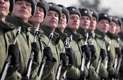 Militares rusos en formación antes de partir hacia la operación militar especial en Ucrania