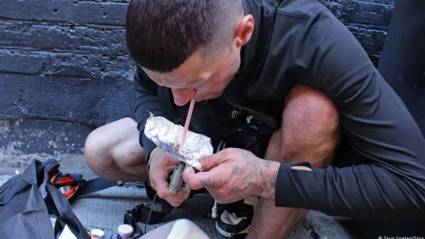Un homeless consume droga en una calle de Seattle