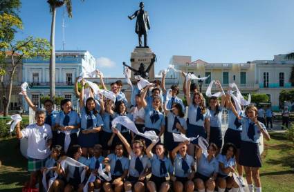 Los estudiantes de 12mo. grado del Instituto Preuniversitario Vocacional de Ciencias Exactas Carlos Marx, en Matanzas, recibieron la bandera al contingente de graduados, correspondiente al actual curso docente.
